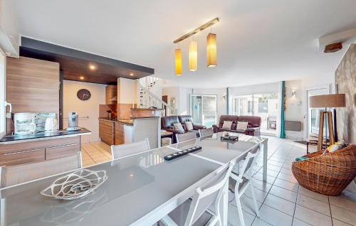 une cuisine et un salon avec un comptoir blanc dans l'établissement Beautiful Home In Moëlan-Sur-Mer, à Moëlan-sur-Mer