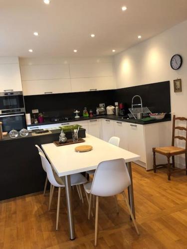 une cuisine avec une table et des chaises dans une cuisine dans l'établissement Cosy apartment centre Le Mans 5min train station, au Mans