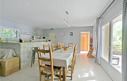 une cuisine et une salle à manger avec une table et des chaises dans l'établissement 3 Bedroom Nice Home In Mazan, à Mazan