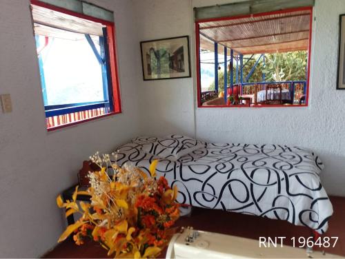 MarsellaにあるAlojamiento Bélgicaのベッドルーム1室(ベッド1台、シンク、窓付)