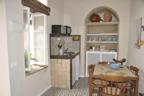 cocina con mesa y cocina con encimera en Casa Andrea la Abuela, en Vejer de la Frontera