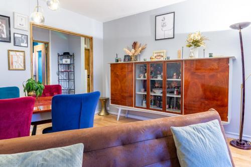 ein Wohnzimmer mit Couch und ein Esszimmer in der Unterkunft La Belle De Nuit in Saint-André-les-Vergers