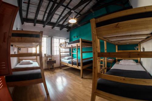 Двухъярусная кровать или двухъярусные кровати в номере Explora Hostels