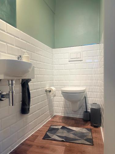 a bathroom with a sink and a toilet at Ferienwohnung Bina in Trier