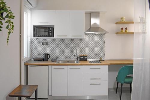 Kuchyň nebo kuchyňský kout v ubytování Maya Studio Piraeus
