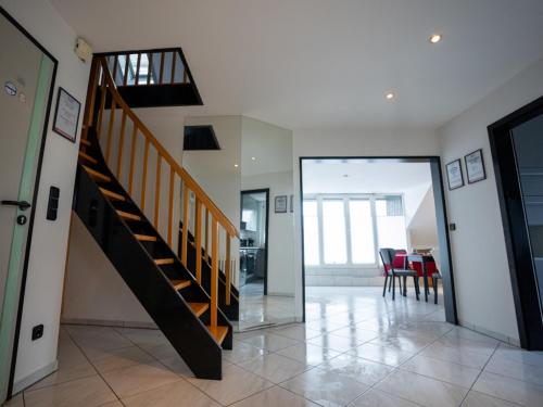 a staircase in a living room with a dining room at Serviceroom24 - Apartment 4 in Gladbeck WLAN - Smart-TV - 24-7 Check-in und Küche in Gladbeck