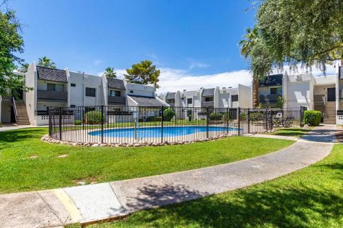 Πισίνα στο ή κοντά στο Spacious 1 Bedroom Apartment with pool & private patio!