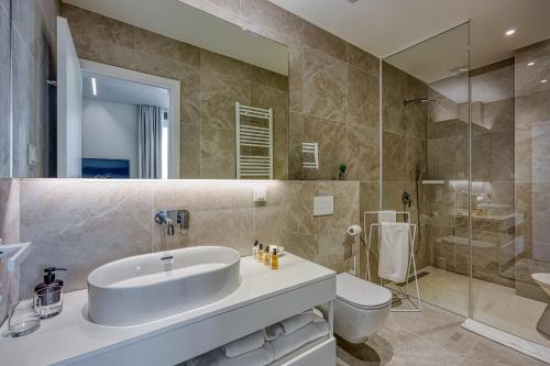 un bagno con lavandino, WC e doccia di Luxury villa with a swimming pool Savudrija, Umag - 23625 a Crveni Vrh (Monterosso)
