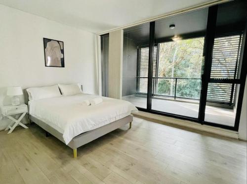 Postel nebo postele na pokoji v ubytování Sydney resort style condo 3 pools