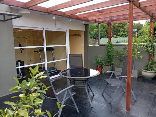 a patio with a table and chairs under a pergola at Excelente ubicación in Posadas