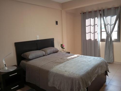 a bedroom with a large bed and a window at Excelente ubicación in Posadas