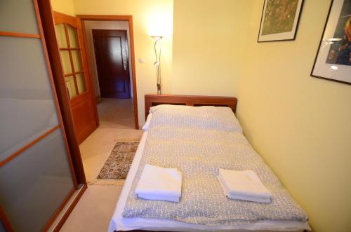 ソポトにあるVictus Apartament Platiniumの小さなお部屋で、ベッド2台(タオル付)が備わります。