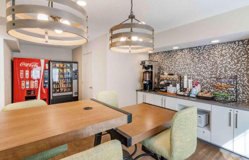 a dining room with a table and a soda machine at Extended Stay America Suites - San Jose - Mountain View in Mountain View