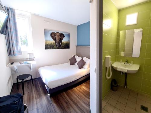 une chambre avec un lit et une salle de bain avec un lavabo dans l'établissement The Originals City Hôtel Marseille Aéroport, à Vitrolles