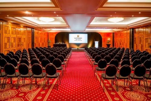 A área empresarial e/ ou a sala de conferências de Copthorne Tara Hotel London Kensington