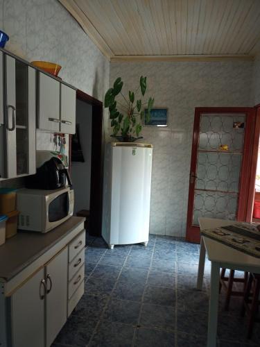 Dapur atau dapur kecil di Casa de temporada Brito