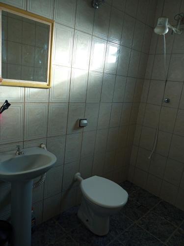 Bilik mandi di Casa de temporada Brito