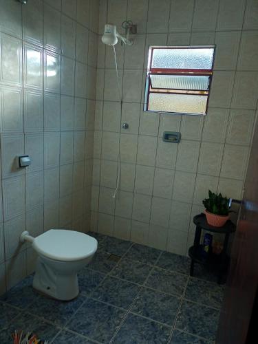 Bilik mandi di Casa de temporada Brito