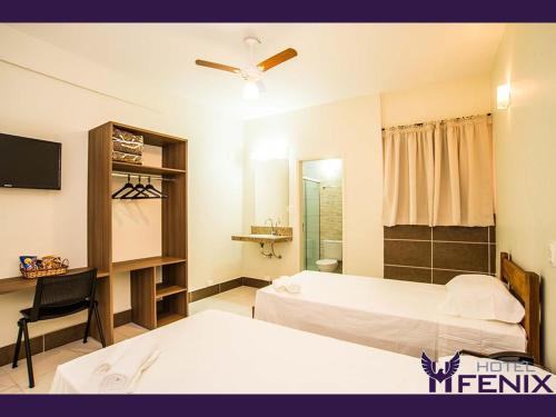 Säng eller sängar i ett rum på Hotel Fenix