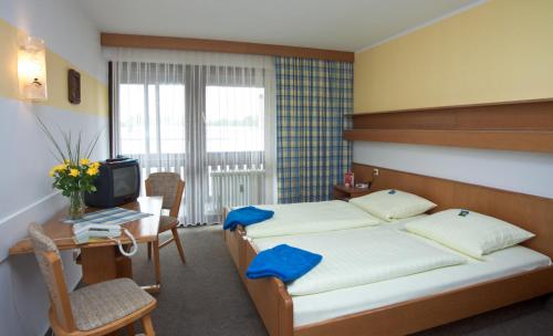 מיטה או מיטות בחדר ב-Hotel am Regenbogen