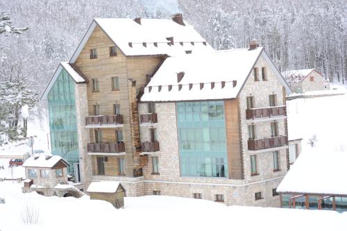 un gran edificio cubierto de nieve delante en Hotel Monte Rosa, en Cetinje