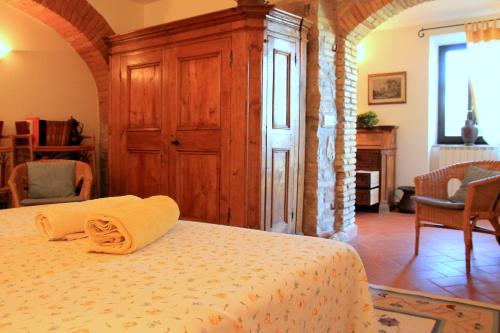 ein Schlafzimmer mit einem Bett in einem Zimmer in der Unterkunft B&B Colle Perrini Country House in Casperia