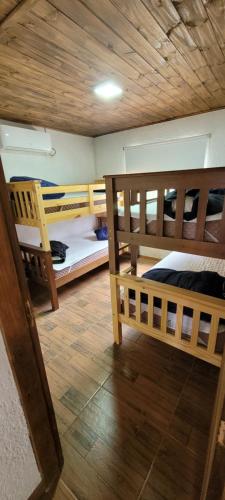 Habitación con 2 literas y techo de madera. en Solar de la Viuda, en Punta del Diablo