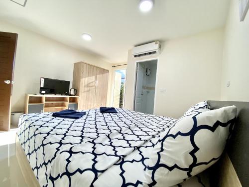 Ένα ή περισσότερα κρεβάτια σε δωμάτιο στο Vista Residence Patong