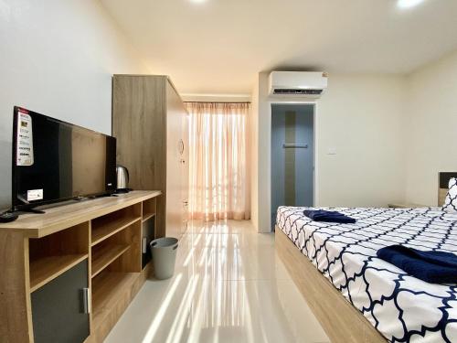 Ένα ή περισσότερα κρεβάτια σε δωμάτιο στο Vista Residence Patong