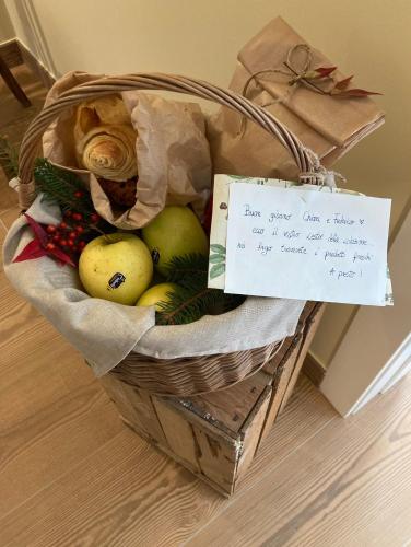 a basket of fruit with a sign in it at Maso Valèr - Agritur in Tassullo