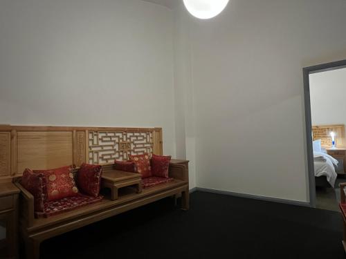 a living room with two couches and a table at Sinofield Edu-Retreat in Leura