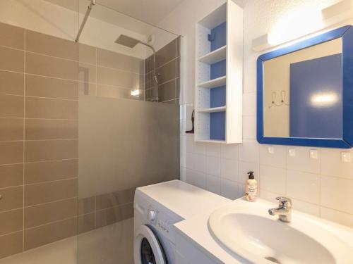 une salle de bain avec un lavabo et une machine à laver dans l'établissement T2 cabine, 5 pers, balcon, parking, près des commodités - FR-1-402-144, à Esquièze - Sère