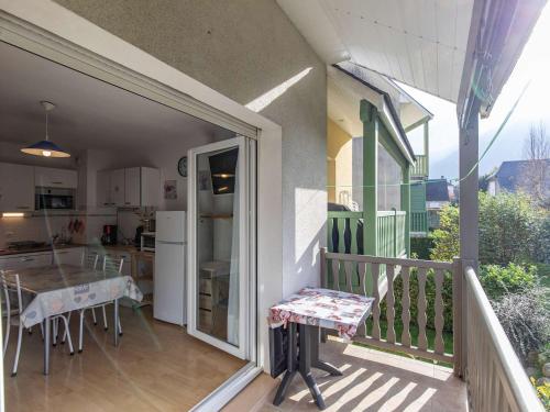 Il comprend un balcon avec une table à manger et une cuisine. dans l'établissement T2 cabine, 5 pers, balcon, parking, près des commodités - FR-1-402-144, à Esquièze - Sère