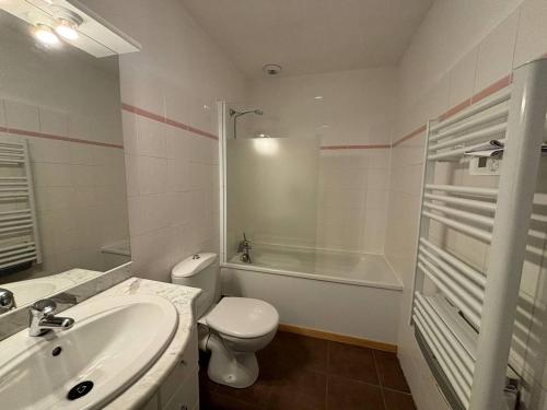 une salle de bain avec un lavabo, des toilettes et une baignoire dans l'établissement Appartement 3 pièces au calme avec parking - FR-1-593-120, aux Angles