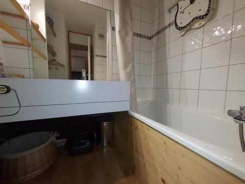 une salle de bain avec une baignoire, un lavabo et un miroir dans l'établissement Studio divisible près des pistes et commodités à Valmorel - FR-1-356-528, à Valmorel