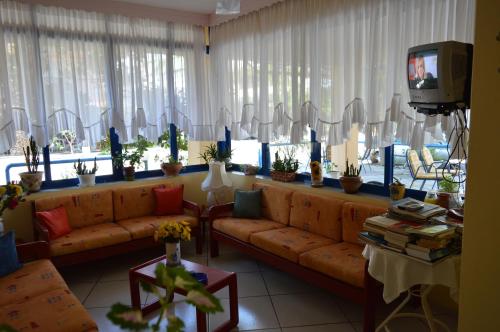 Ο χώρος του lounge ή του μπαρ στο Hotel Eleni