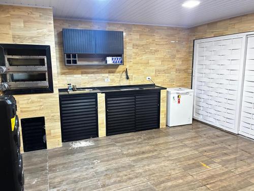 una cucina con lavello e frigorifero di Casa de um cômodo tudo novo no boqueirão praia grande a Praia Grande