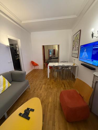 2 Bedroom with AC & Spacious Terrace minutes from Champs Elysées