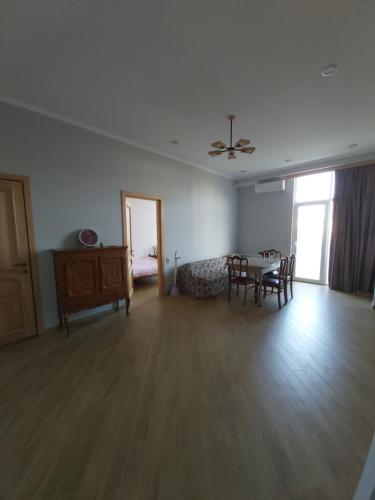 Posezení v ubytování Two bedroom apartment Mikheil