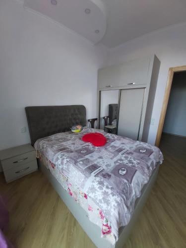 Postel nebo postele na pokoji v ubytování Two bedroom apartment Mikheil