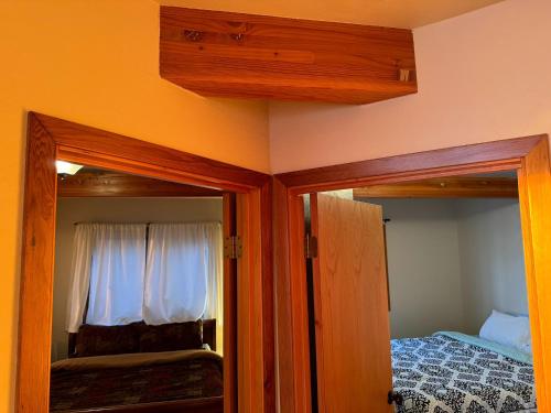 Ένα ή περισσότερα κρεβάτια σε δωμάτιο στο Amazing Oceanview 2 bedroom Oceanfront! by OceanviewHotTubs Shelter Cove, CA Tesla EV Station
