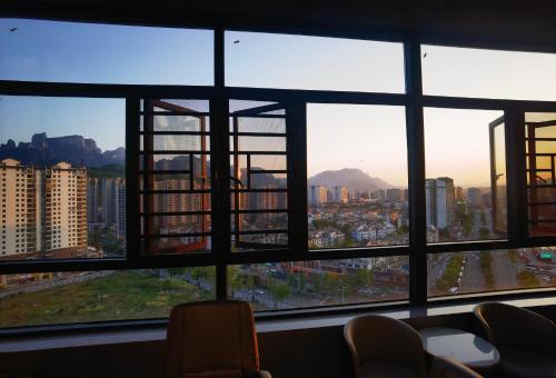 A general mountain view or a mountain view taken from Az apartmant
