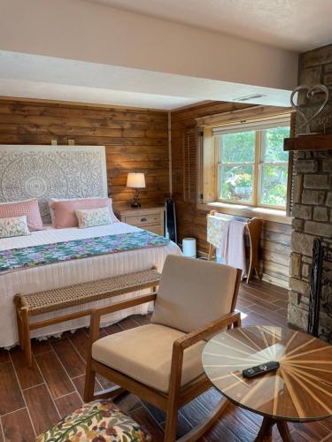 ナッシュビルにあるLa grace de Dieuのベッドとテーブルと椅子のある寝室