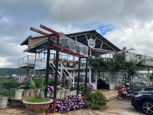 a flower shop with a sign in front of it at Homestay Nhà Xinh in Xuân Trường