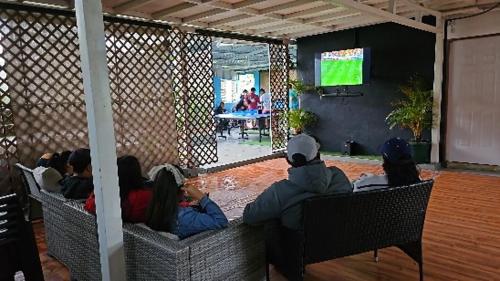a group of people sitting in chairs watching a tv at Alto Quiel Country in Alto Quiel