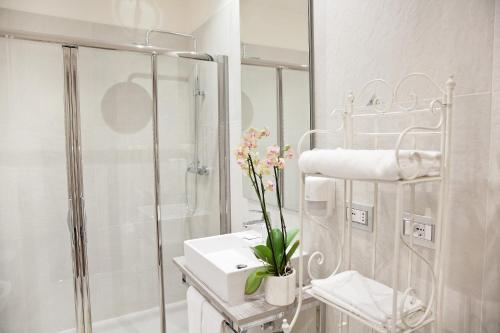 a bathroom with a shower and a sink and a mirror at Il Giardino di Ghilot in Cherasco