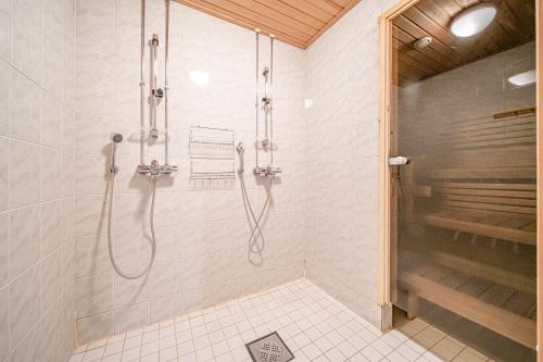 Koupelna v ubytování Alpine Chalet Central Ski-in Ski-out, Levi center by Aavalevi