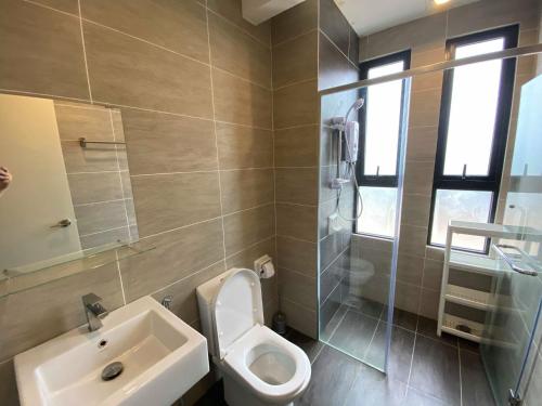ゲンティンハイランドにあるMIDHILLS AT GENTING Family Studio 4PAX 30702の白いトイレと洗面台のあるバスルーム