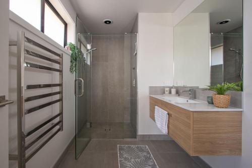 a bathroom with a sink and a shower at Comfort, quality, great location in Hamilton