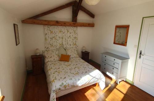 - une petite chambre avec un lit et du parquet dans l'établissement Le logis de l'epinoux, à Jardres